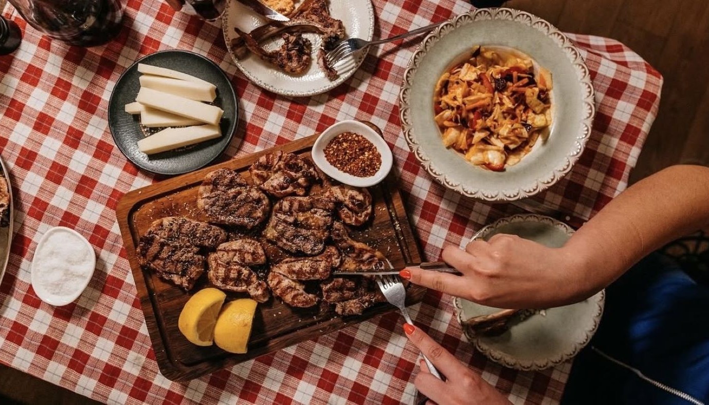 MAVROS GATOS: A TIMELESS MEAT TAVERN IN PANGRATI HONOURING TRADITION | Restaurant Reviews