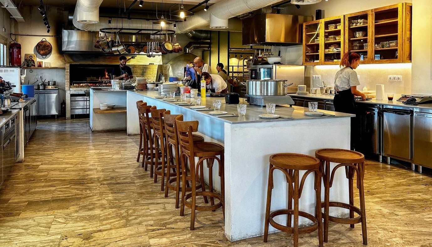 REMA FLOGA: WHERE GREEK TRADITION AND CYCLADIC FLAVOURS IGNITE ON PAROS | Articles & Know-how