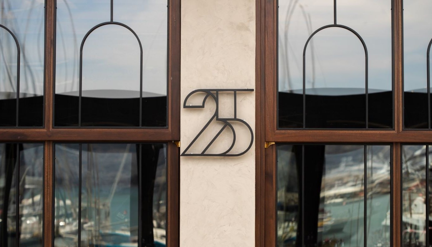 TWENTYFIVE: A NEW DESTINATION FOR STEAKS IN MIKROLIMANO | Restaurant Reviews