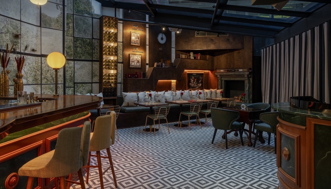 INSIDE THE NEW 42: A MARTINI, A WOODEN BAR AND THE CHARM OF A RETURN | The Bars